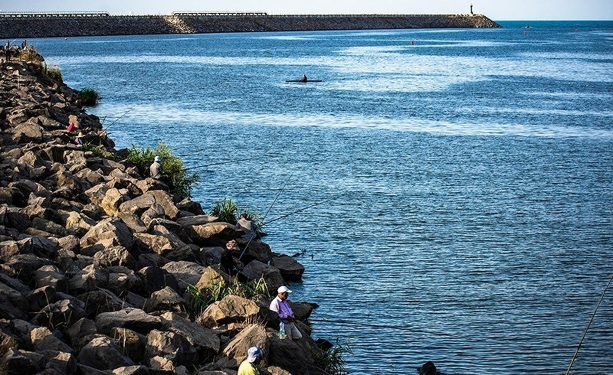 تصاویر| ماهیگیری در میان موج شکن پارک ساحلی بندر انزلی