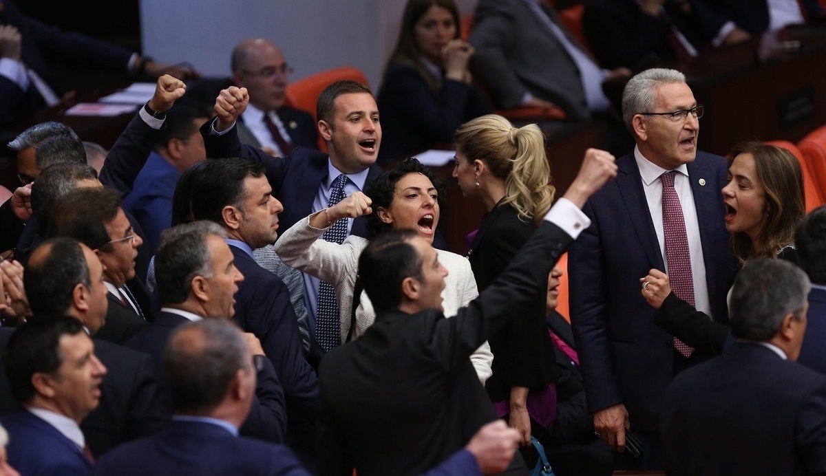 فیلم| درگیری فیزیکی نمایندگان در پارلمان ترکیه