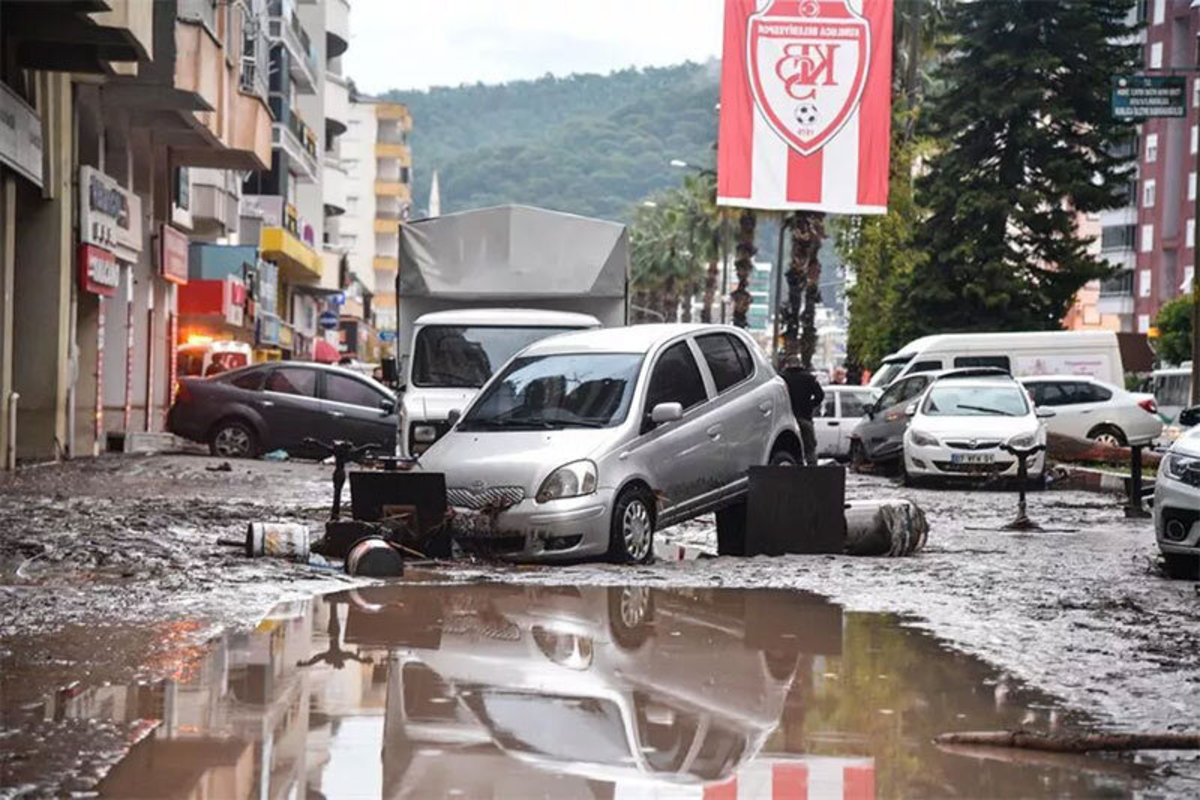 فیلم| بارش شدید باران و جاری شدن سیل در آنتالیا