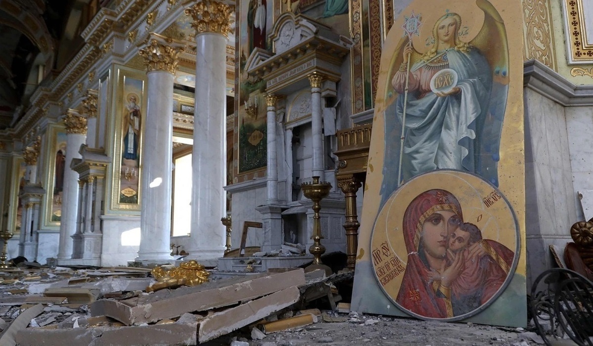 فیلم| کشیش اوکراینی از ریزش سقف کلیسا جان سالم به در برد