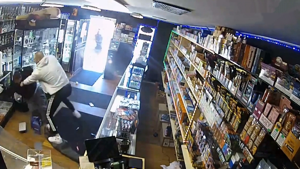 فیلم| دستگیر کردن یک دزد در داخل مغازه