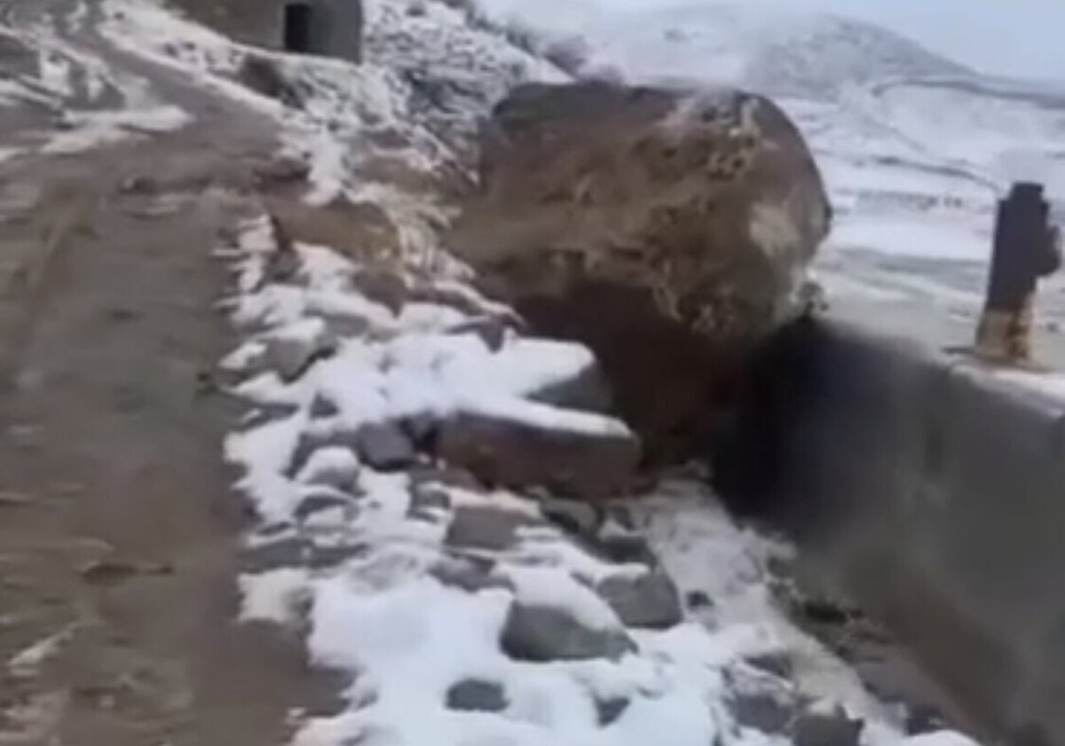 فیلم | سقوط عجیب سنگ بزرگ در روستای دهبکر مهاباد