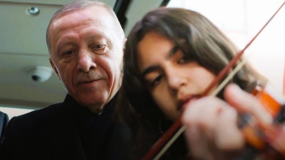 فیلم| زمزمه کردن ترانه توسط اردوغان