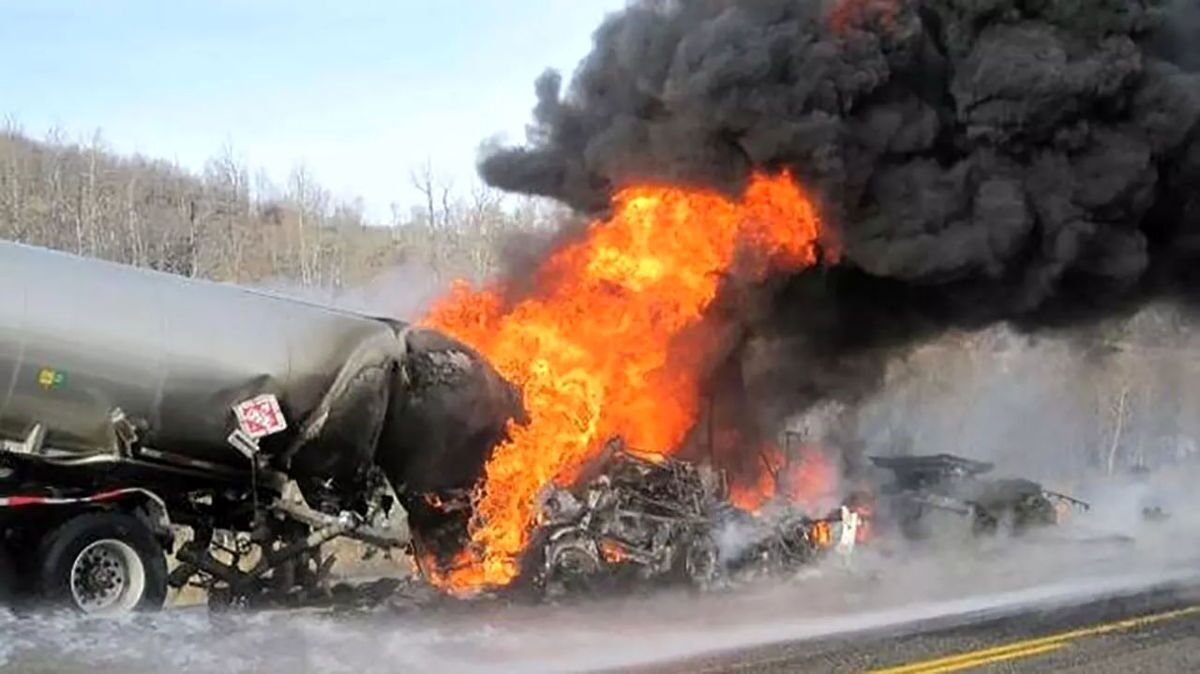 فیلم| لحظه انفجار تانکر تریلی در پمپ بنزین!