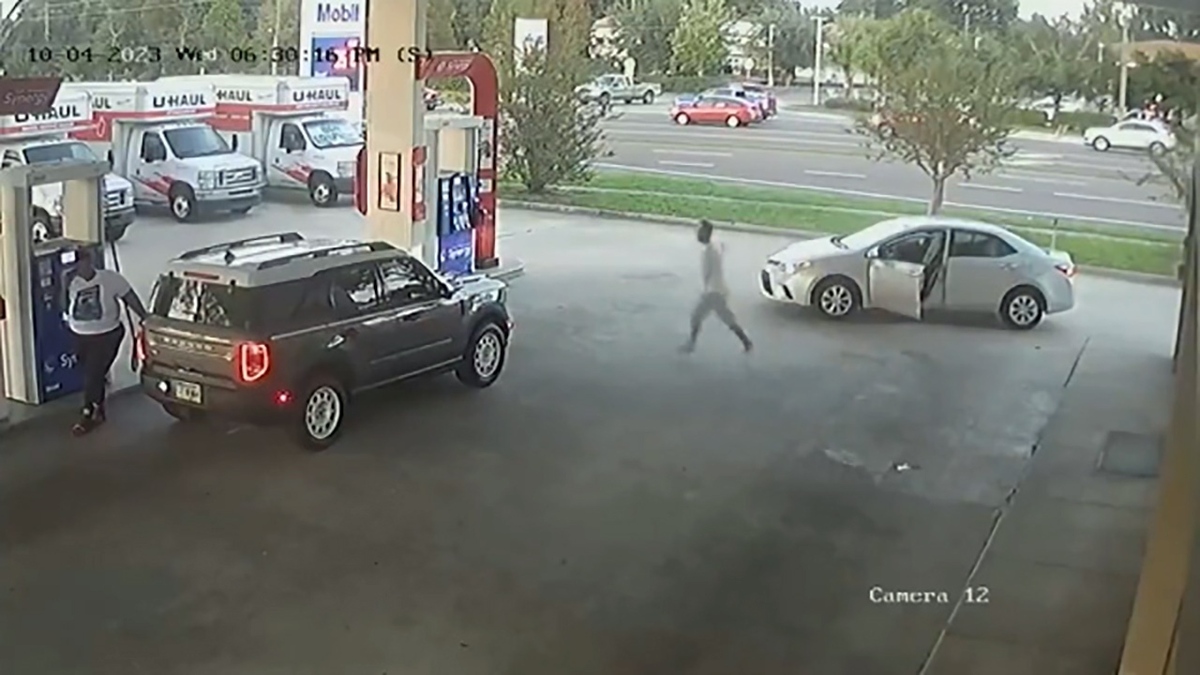فیلم| دزدیدن ماشین در پمپ بنزین آمریکا
