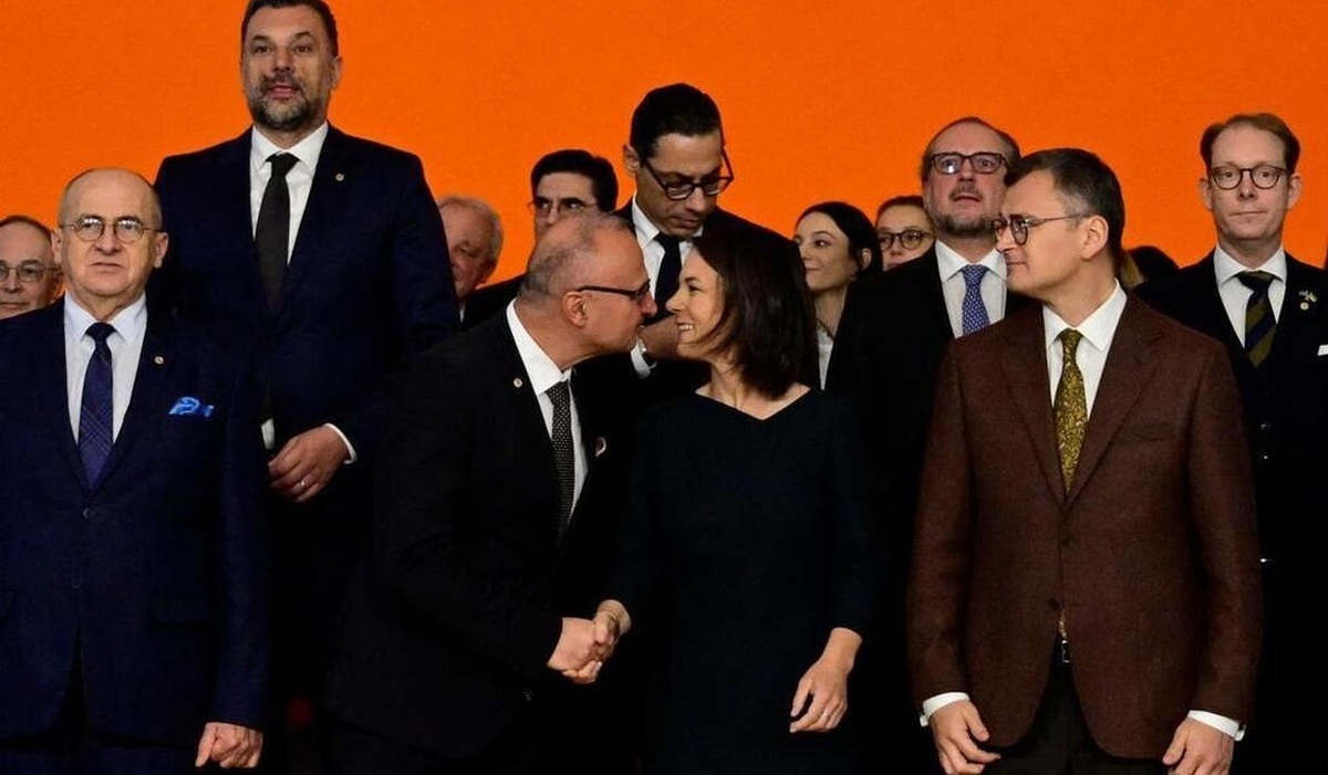بوسیدن وزیر خارجه آلمان جنجالی شد