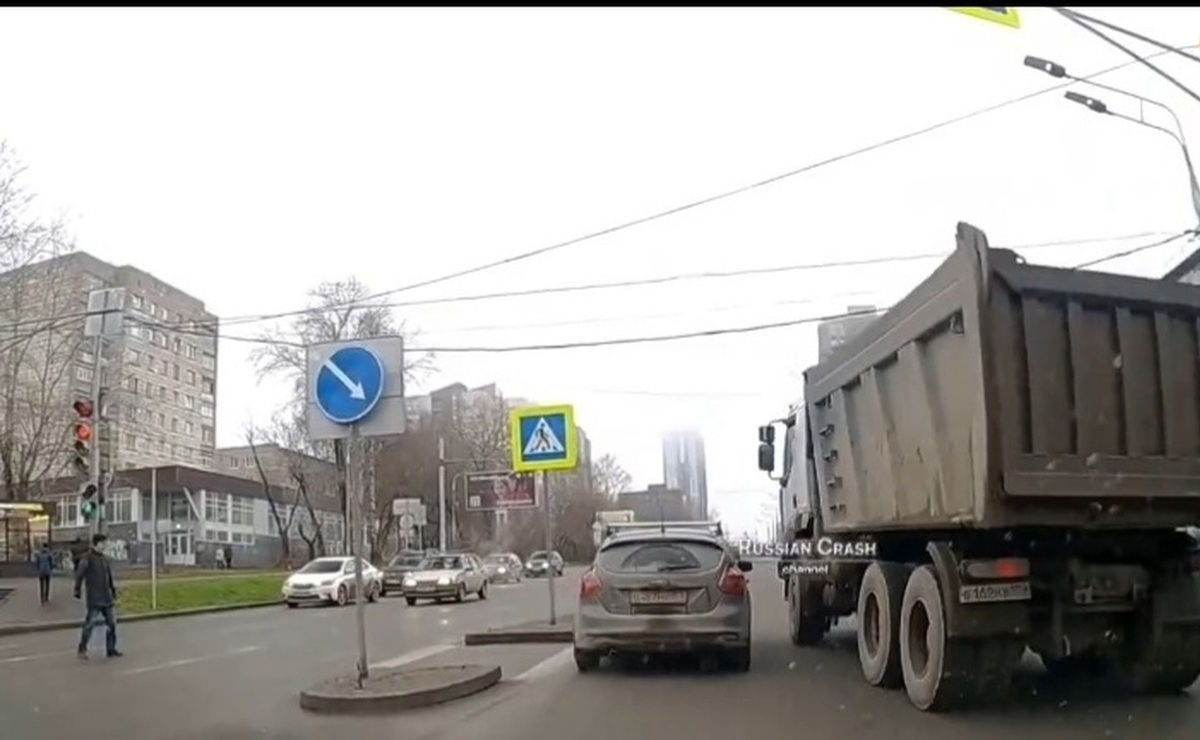 فیلم| لحظه‌ی زیر گرفتن عابرپیاده توسط راننده کامیون حواس‌پرت