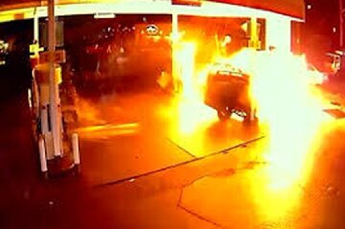 فیلم| حادثه‌ای عجیب‌وغریب در پمب بنزین؛ راننده ماشین آتش گرفت!