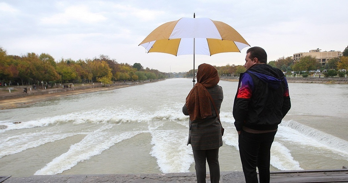 تصاویر| بارش باران در اصفهان و حال خوش مردم کنار زاینده رود