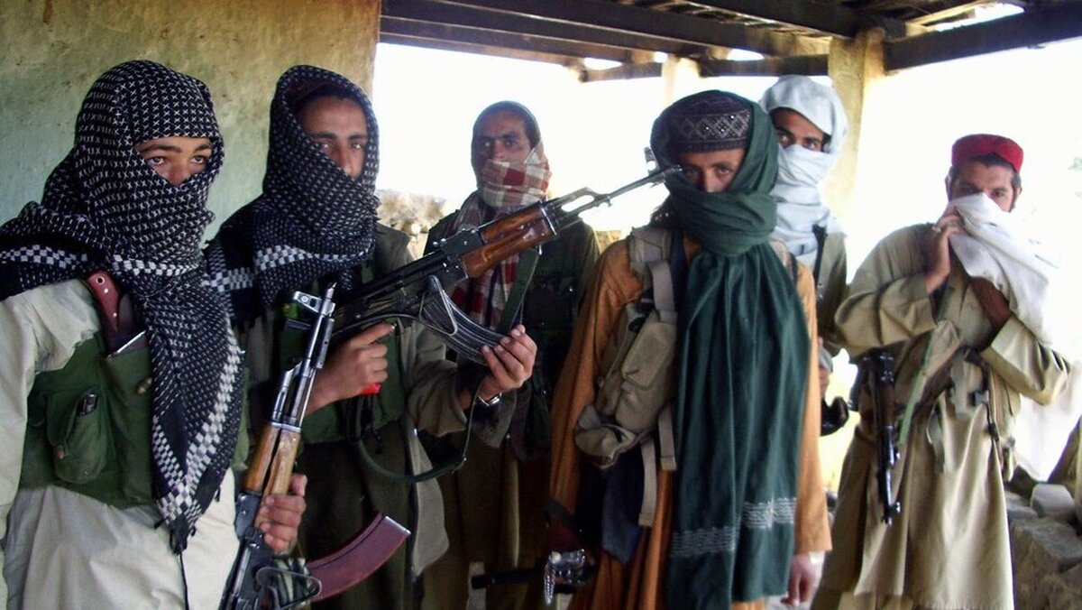 عکس| اقدام خبرساز یکی از محافظین وزیر دفاع طالبان؛ استفاده از استایل سخنگوی حماس