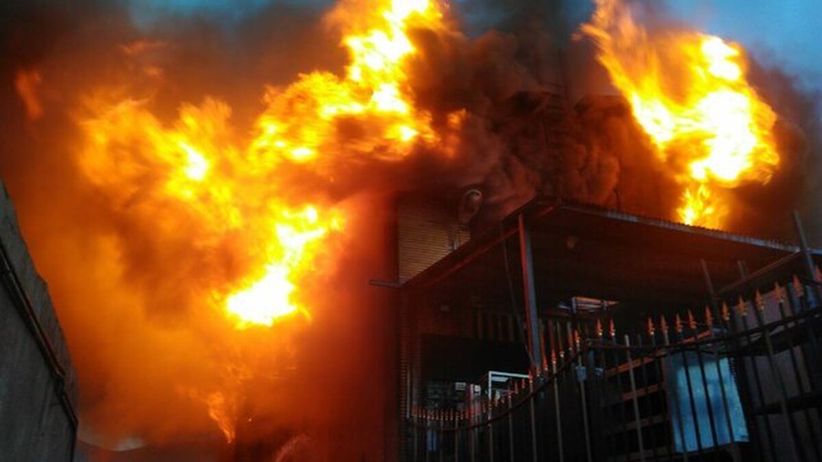 آتش‌سوزی گسترده یک انبار مواد غذایی در سه‌راه تهرانپارس