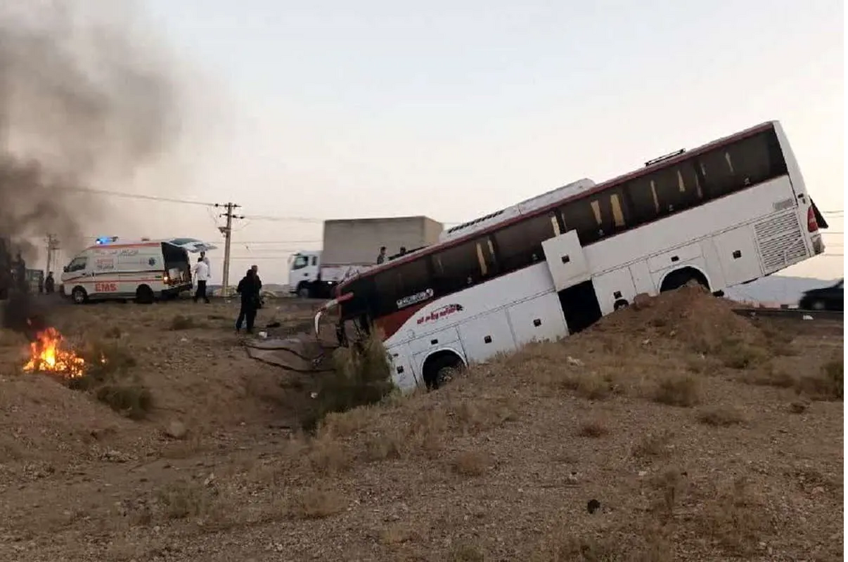 واژگونی اتوبوس در یزد/ ۱۳ نفر مصدوم شدند