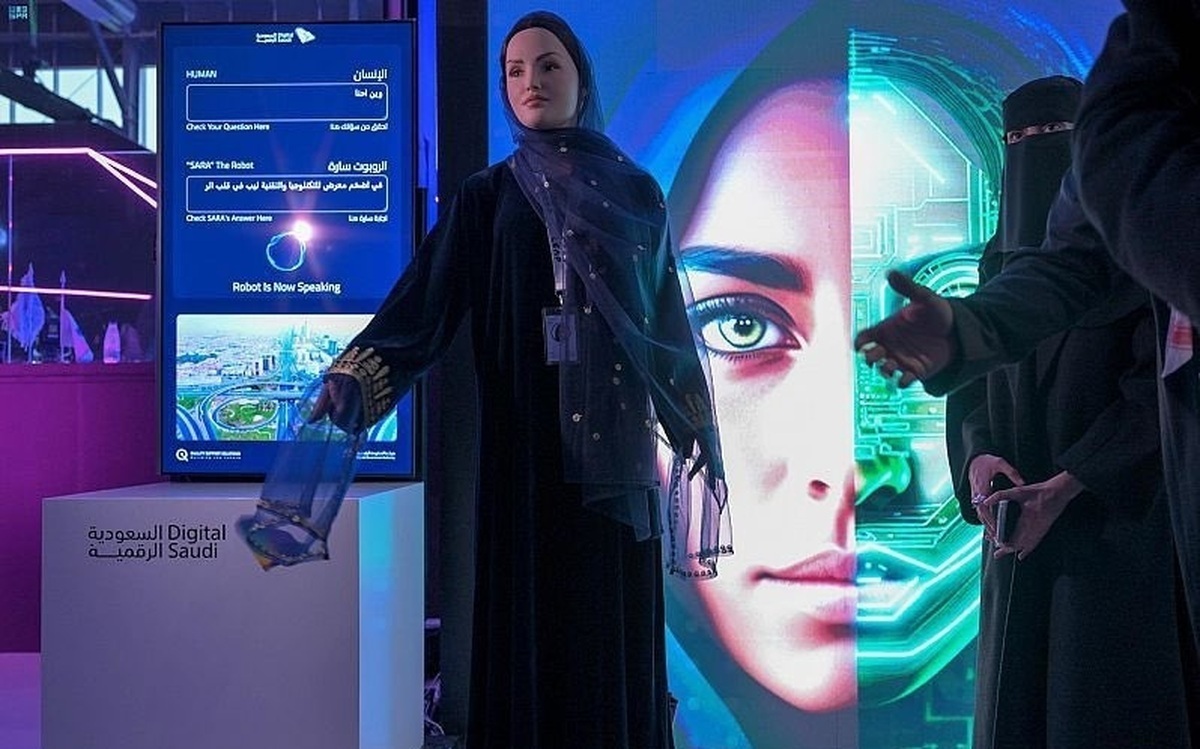 فیلم| ساره، اولین ربات انسان‌نمای عربستان با پوشش زنانه