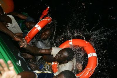 این عکس از خوان مدینا است که در سال ۲۰۰۴ عکاس یه روزنامه محلی در جزایر قناری بود. در آن هنگام قایقی که حامل مهاجران آفریقایی بود به آنجا می رسد و به دلیل واژگون شدن ۹ نفر از آنان غرق می شوند. عکس خوان مدینا که دو نفر از نجات یافتگان آن قایق را نشان می دهد، یک سال بعد جایزه ورلد پرس را از آن خود کرد.