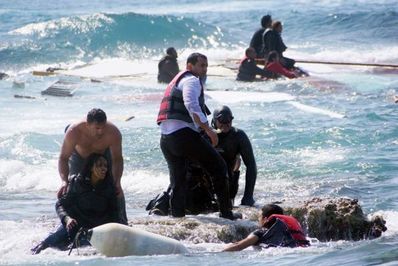 در ماه آوریل سال ۲۰۱۵ یک قایق چوبی که حامل پناهجویان سوریه و اریتره بود و در مسیر جزیره رُدز یونان در حرکت بود، با صخره برخورد کرد. در عکس یک زن ۲۴ ساله اریتره ای دیده می شود که توسط یک مأمور ارتش یونان نجات داده شده است. یکی دیگر از نجات یافتگان آن حادثه زنی باردار بود که بعدا نام مردی را که او را نجات داد روی پسرش گذاشت.
