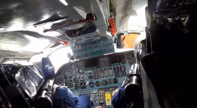 خلبانان در کابین هواپیمای جنگی روسیه در جریان پرواز رزمی برای بمباران مواضع داعش در سوریه
