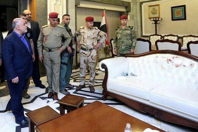 نخست وزیر عراق از صحن ویران شده مجلس عراق بازدید کرد.
