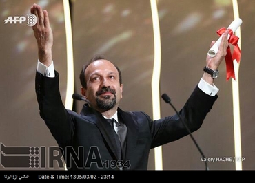 اصغر فرهادی پس از دریافت نخل طلای بهترین فیلمنامه جشنواره کن فرانسه