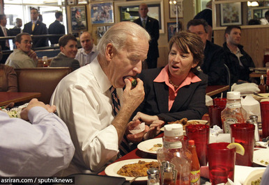 جو بایدن معاون رئیس جمهور آمریکا در حال خوردن توت - 2010
