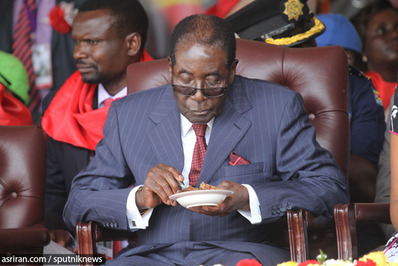 رابرت موگابه رئیس جمهور زیمبابوه در حال خوردن کیک تولد ٩٢ سالگی اش - 2016
