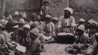 تا اواخر دوره قاجار زمانی که هنوز مدرسه به شکل مدرن و امروزی در ایران وجود نداشت، کودکان به 