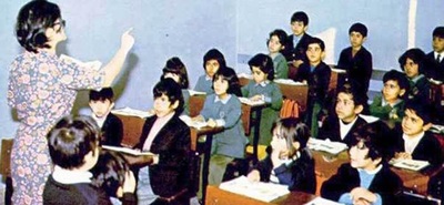 دختران در کنار پسران در یک کلاس درس
