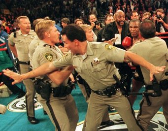 رقابت بوکس میان مایک تایسون و اواندر هالیفیلد در سال 1997

