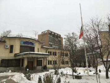 پرچم نیمه افراشته سفارت ایران در مسکو به احترام آیت الله هاشمی رفسنجانی/منبع: کانال رسمی سفیر ایران در مسکو
