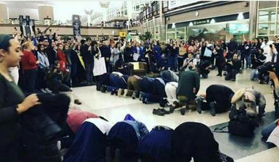 در حالی که پلیس فرودگاه دنور درپی فرمان ترامپ اجازه نمازخواندن به چند مسلمان در سالن فرودگاه را نمی‌داد، مردم اطراف مسلمانان حلقه زدند تا پلیس مزاحم نشود