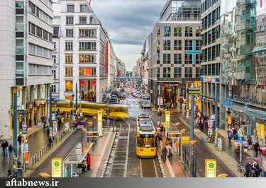۶-برلین تنها ۱۶ درصد از دانشجویان دانشگاه‌های برلین را دانشجویان خارج از آلمان تشکیل می‌دهند. این در حالیست که دانشگاه‌های دولتی در آلمان رایگان هستند و هزینه‌های زندگی در برلین نیز مقرون به صرفه است. 