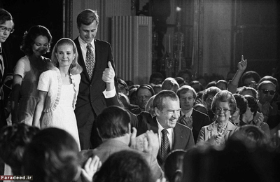 نیکسون در آخرین لحظات حضور در کاخ سفید و در کنار خانواده، کارکنان و مقامات دولت. 9 آگوست
 