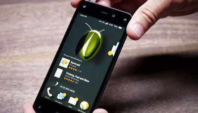 آمازون Fire Phone

گوشی آمازون Fire Phone، از جمله گجت‌هایی بود که شکست سختی خورد. «جف بزوس» (Jeff Bezos) مدیرعامل آمازون حساب ویژه‌ای را روی این گوشی باز کرده بود. از جمله مشخصه‌های جالب این گوشی می‌توان به ۴ دوربین مادون‌قرمز در ۴ گوشه‌ی این موبایل برای دنبال کردن چهره و قابلیت Firefly اشاره کرد که تقریبا مانند گوگل لنز بود و با عکس گرفتن از محصولات مختلف، مشخصات آن را بررسی می‌کرد و صفحه‌ی خرید آن کالا را در سایت آمازون به کاربر نشان می‌داد.

با وجود بهره بردن از این مشخصه‌ها، این گوشی مشکلات زیادی داشت و قیمت ۶۵۰ دلاری آن هم در این شکست بی‌تاثیر نبود. آمازون برای فروش این گوشی یک قرارداد انحصاری با شرکت مخابراتی AT&T منعقد کرد. طبق این قرار، این گوشی با قرارداد دوساله و با قیمت اولیه‌ی ۱۹۹ دلار به خریداران واگذار می‌شد. به دلیل عدم استقبال از این گوشی، این شرکت مخابراتی تنها دو ماه بعد از عرضه تصمیم گرفت که این قیمت اولیه را به ۹۹ سنت کاهش دهد. درنهایت و در زمانی که این گوشی نفس‌های آخرش را می‌کشید، آمازون قیمت نسخه‌ی آنلاک این گوشی را به ۱۳۰ دلار کاهش داد.