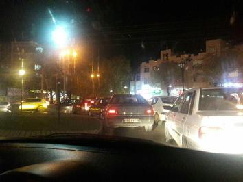 برخی از مردم همدان به دلیل نگرانی از ادامه زلزله ای که مرکز آن عراق اعلام شده است، به خیابان ها ریختند و عده ای به دلیل سرما، سوار بر خودرو در خیابان ها تردد می کنند.