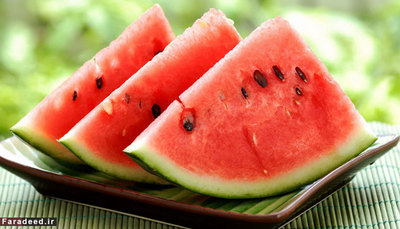  هندوانه تا قبل از باز کردنِ آن، بهتر است بیرون از یخچال نگهداری شود. دمای بسیار پایین ارزش غذایی آن را بسیار کاهش میدهد. بعد از باز شدن بهتر است سطح آن پوشیده شود.