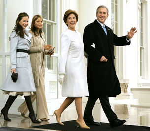 جورج دبلیو و لارا بوش

باربارا و جنا دو دختر دوقلوی رییس جمهور سابق ایالات متحده در سال ۱۹۸۱ بدنیا آمده اند.