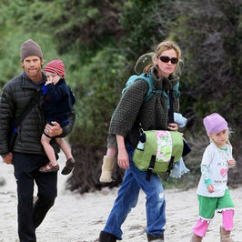 جولیا رابرتز و دنی مودور


فینیوس و هیزل دو دختر جولیا رابرتز در سال ۲۰۰۴ بدنیا آمدند.