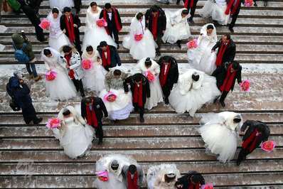  زوج‌های چینی در روز عروسی خود در جشنواره یخ و برف Harbin شرکت کرده اند. حدود ۳۴ زوج در این مراسم حضور پیدا کرده بودند، هاربین، چین.