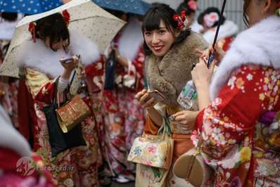 زنان در یکی از مراسم‌های ژاپنی که هر ساله در تعطیلات ژانویه برگزار می‌شود، جمع می‌شوند تا برای افرادی که به سن ۲۰ سالگی رسیدند، جشنی بر پا کنند. در سال ۲۰۱۸، این جشن یکی از بزرگترین رویداد‌های کشورمحسوب شده است. یوکوهاما، ژاپن.