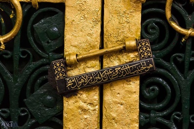 قفلی که بر در خانه حضرت زهرا(س) قرار دارد. بر روی آن این عبارت که خطاب به پیامبر(ص) است، دیده می‌شود: هو الحبیب الًذي ترجی شفاعته لکلً هول من الاهوال مقتحم.