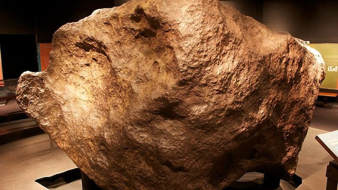 شهاب سنگ کیپ یورک (Cape York) در گرین لند

این شهاب سنگ در سال 1993 در گرین لند کشف شد و برای تحقیقات به دانمارک ارسال شد. شهاب سنگ کیپ یورک حدود 20 تن وزن و نزدیک به 10 هزار سال عمر دارد.