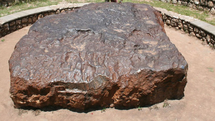 شهاب سنگ هوبا (Hoba) در نامیبیا

هوبا با 60 تن وزن، سنگین ترین شهاب سنگ جهان است که در نامیبیا کشف شده است. این شهاب سنگ حدود 80 هزار سال پیش به زمین برخورد کرده است.