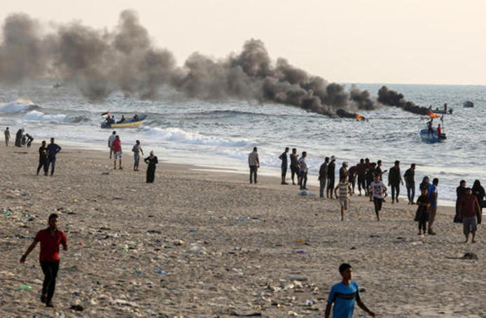 
اعتراض فلسطینی‌های ساکن غزه به محاصره دریایی این منطقه از سوی اسراییل به وسیله آتش زدن تایرهای خودرو در ساحل
