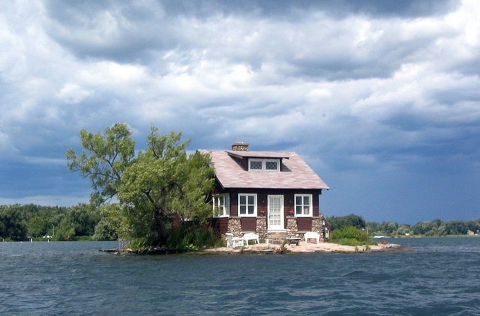 جزیره Just Room Enough  در آمریکا، این جزیره یکی از کوچکترین جزایر جهان است. این خانه نیز می‌تواند سه مهمان داشته باشد.