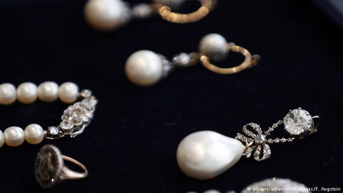 بازنمایی تاریخ

جواهراتی که روزی ماری آنتوانت، ملکه فرانسه، از آنها استفاده می‌کرد، ۲۰۰ سال پس از نگهداری در کلکسیونی خصوصی در لندن به حراج گذاشته خواهد شد. دانیلا ماستی، از حراجی ساتبی، می‌گوید که هر یک از قطعات این جواهرات 