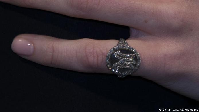 الماس‌های سرخ و یک تار مو

یک حلقه انگشتر الماس، با حروف م آ به نشانه ماری آنتوانت، شامل یک گیر موی سر ملکه هست. کل قطعات به نمایش درآمده در حال حاضر در اختیار خاندان سلطنتی ایتالیایی بوربون- پارما است.