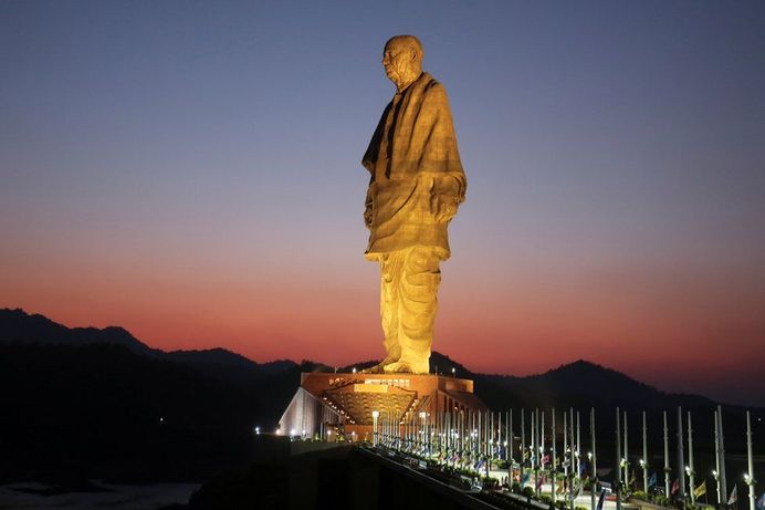 مجسمه اتحاد، بلندترین مجسمه جهان در هند به یاد سردار والابای پاتل برافراشته شده که می‌گویند برای هند تازه استقلال یافته، به جای مناقشه، اتحاد به ارمغان آورد. مجسمه صد و هشتاد و دو متر است و در گجرات هند قرار دارد

