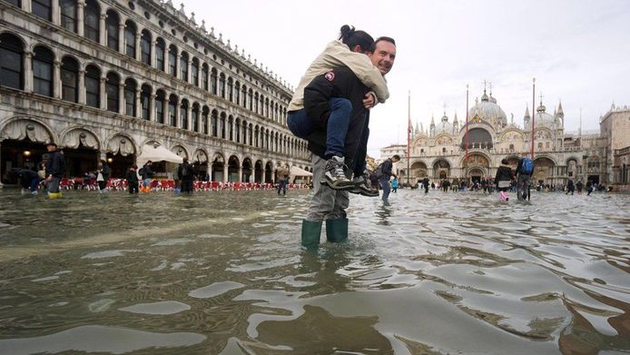 توفان در شمال ایتالیا خساراتی به بار آورده و تا کنون یازده نفر کشته شده‌اند. سیل در ونیز باعث نشده تا مسافران به میدان سن مارکو سر نزنند
