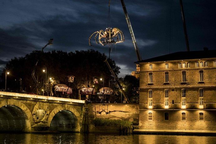عنکبوت بزرگی در هتل دیو در تولوز فرانسه برای اجرای نمایش نگهبان معبد
