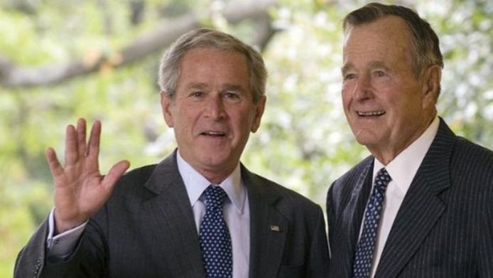 جورج بوش پدر از اینکه پسرش، جورج دبلیو بوش، به کاخ سفید رسید، خوشحال بود، اما گفته می‌شد که روابط آنها قدری تیره بود
