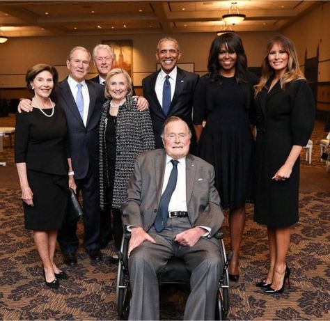 جورج بوش پدر در مراسم تدفین باربارا بوش در کنار روسای‌جمهوری پیشین آمریکا و همسرانشان
